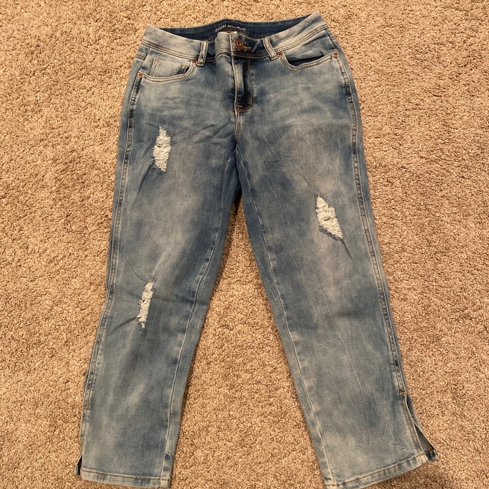Maurice’s distressed capris